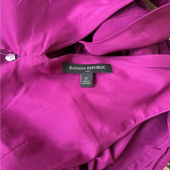 Banana republic fuchsia sleeveless v neck work top - Picture 5 of 8